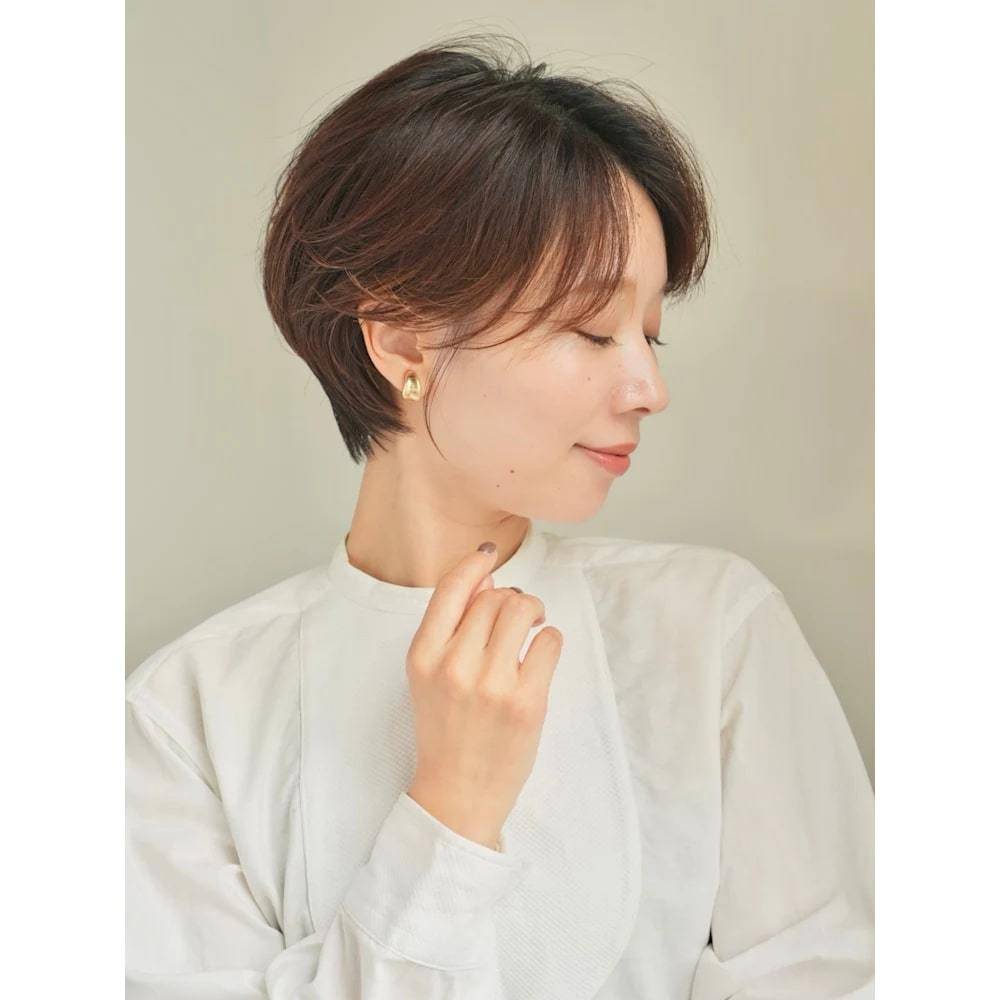 センター分けの前下がりショート