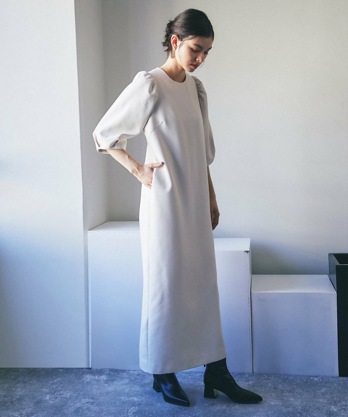 白ワンピースを着た女性