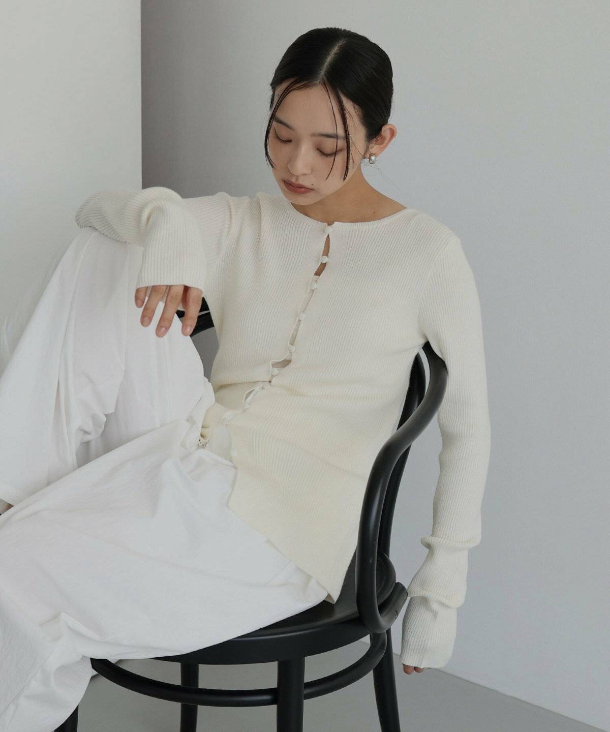 オールホワイトコーデの女性