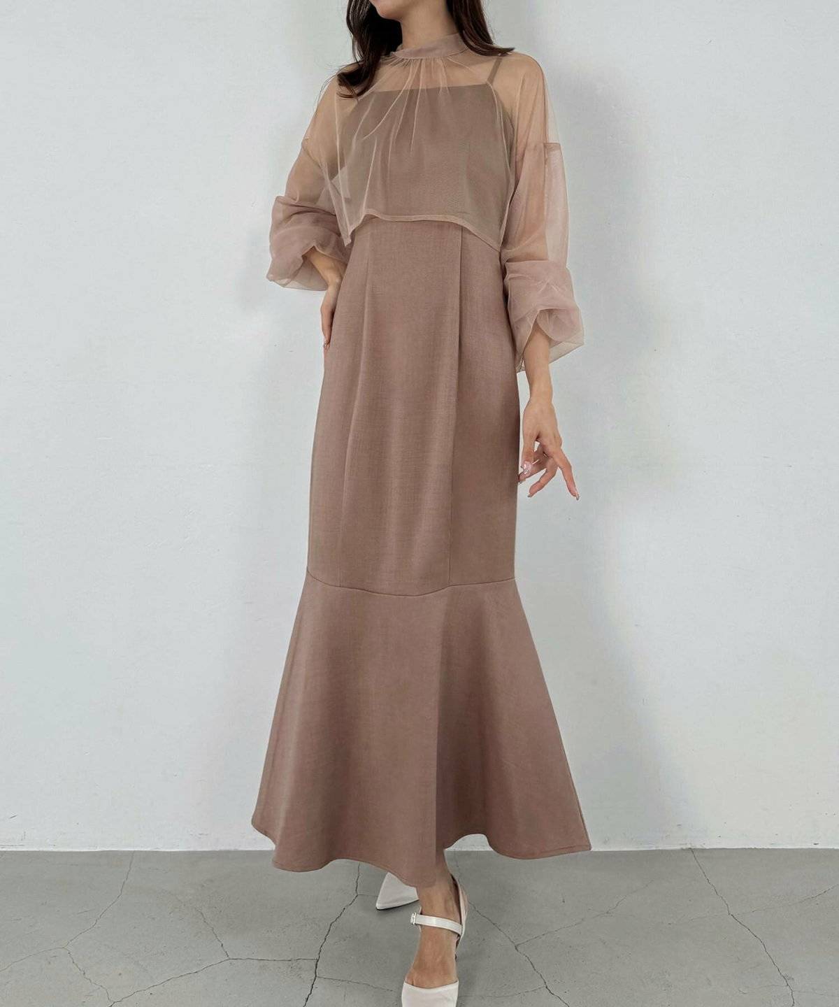 ピンクのワントーンコーデの女性