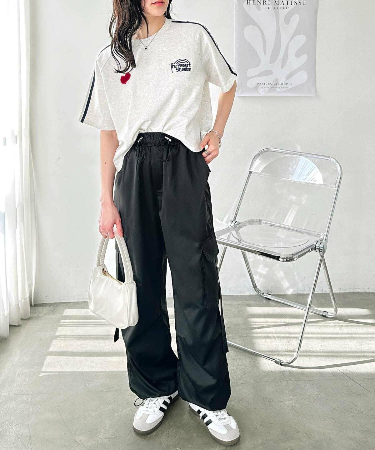 モノトーンコーデの女性