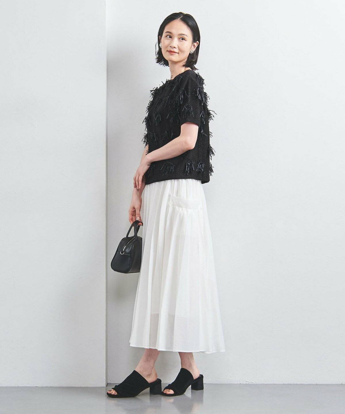 モノトーンコーデの女性