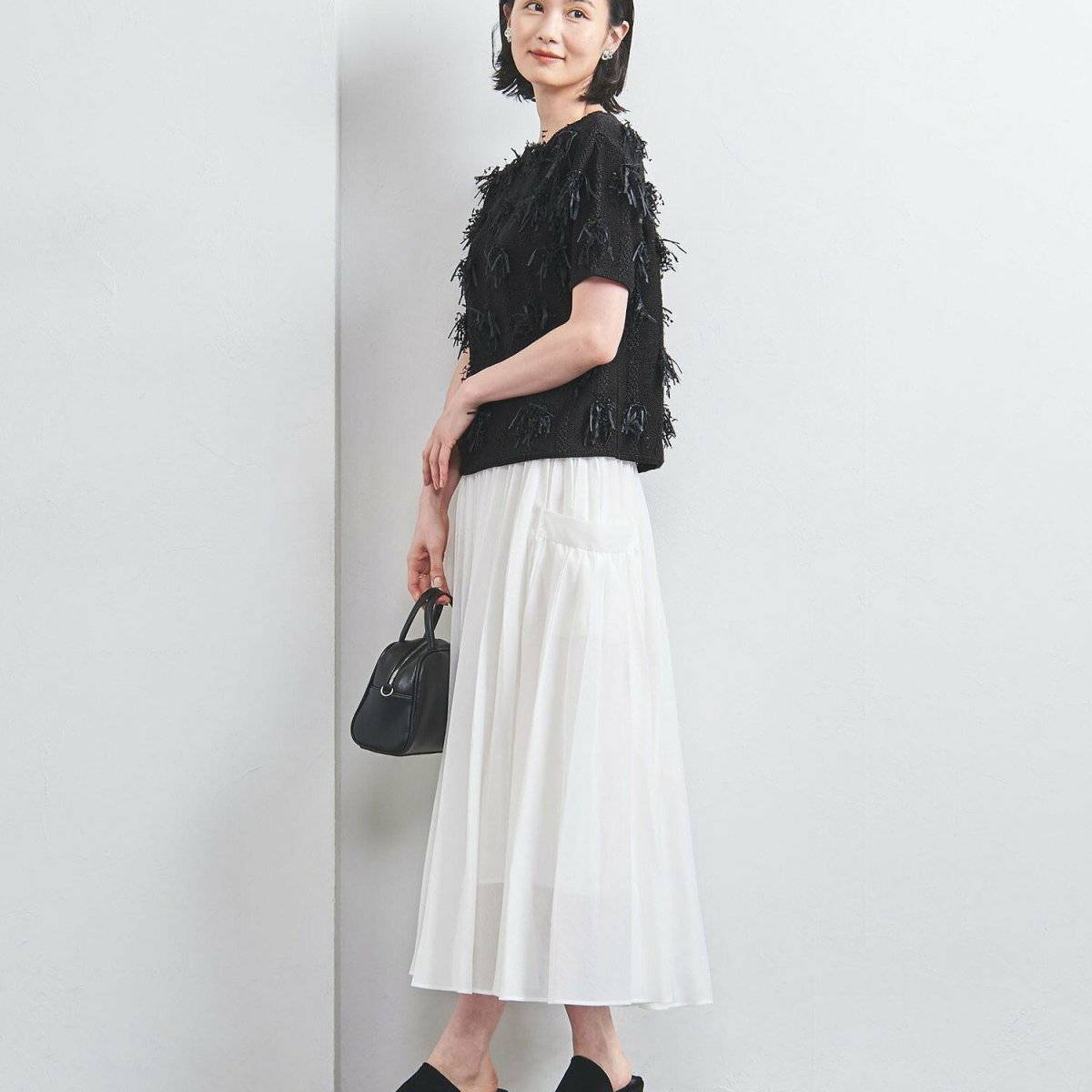 モノトーンコーデの女性