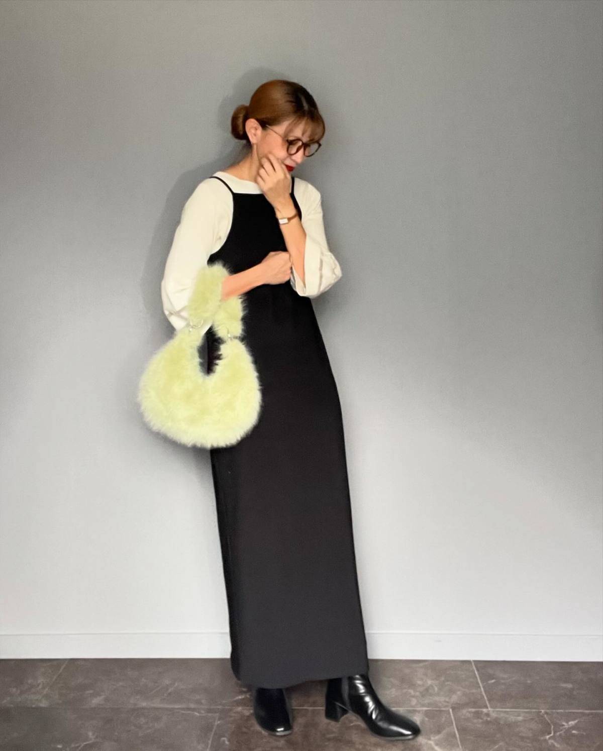 モノトーンコーデ×カラー小物