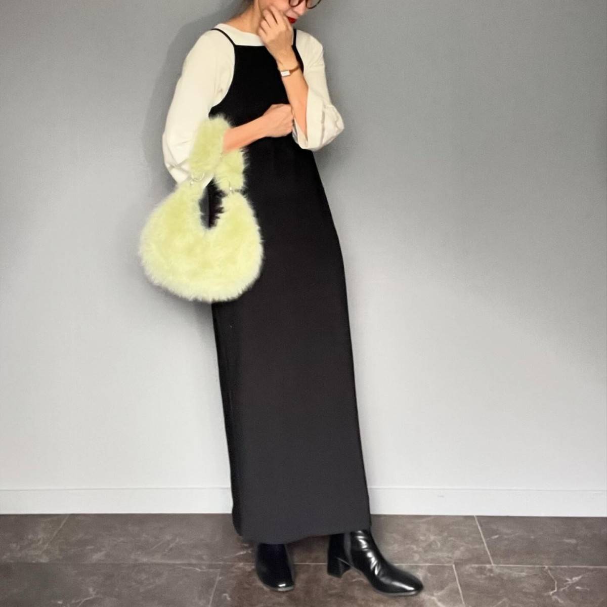 モノトーンコーデの女性