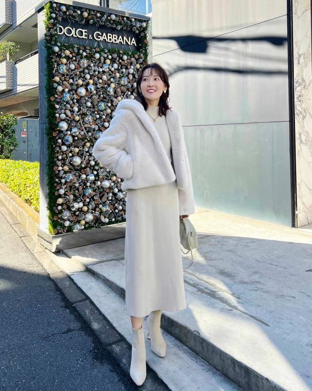 アウターとワンピースのカラーを合わせる!