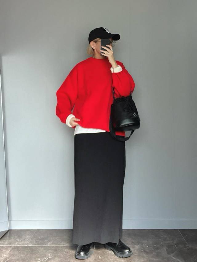 モノトーンコーデ×赤ニット