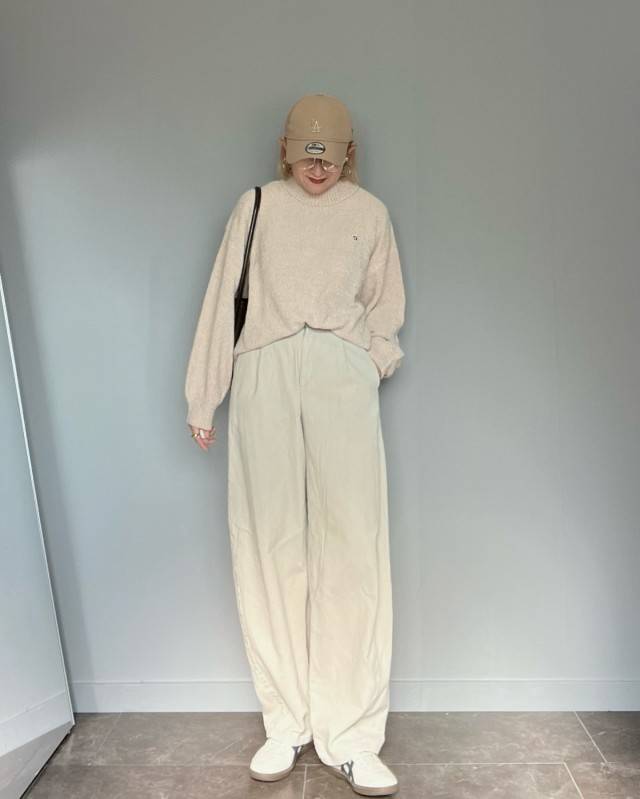 ベージュ×白の淡色コーデ