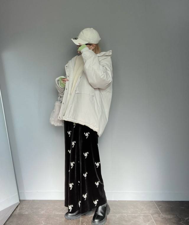 柄物スカートを使ったモノトーンコーデ