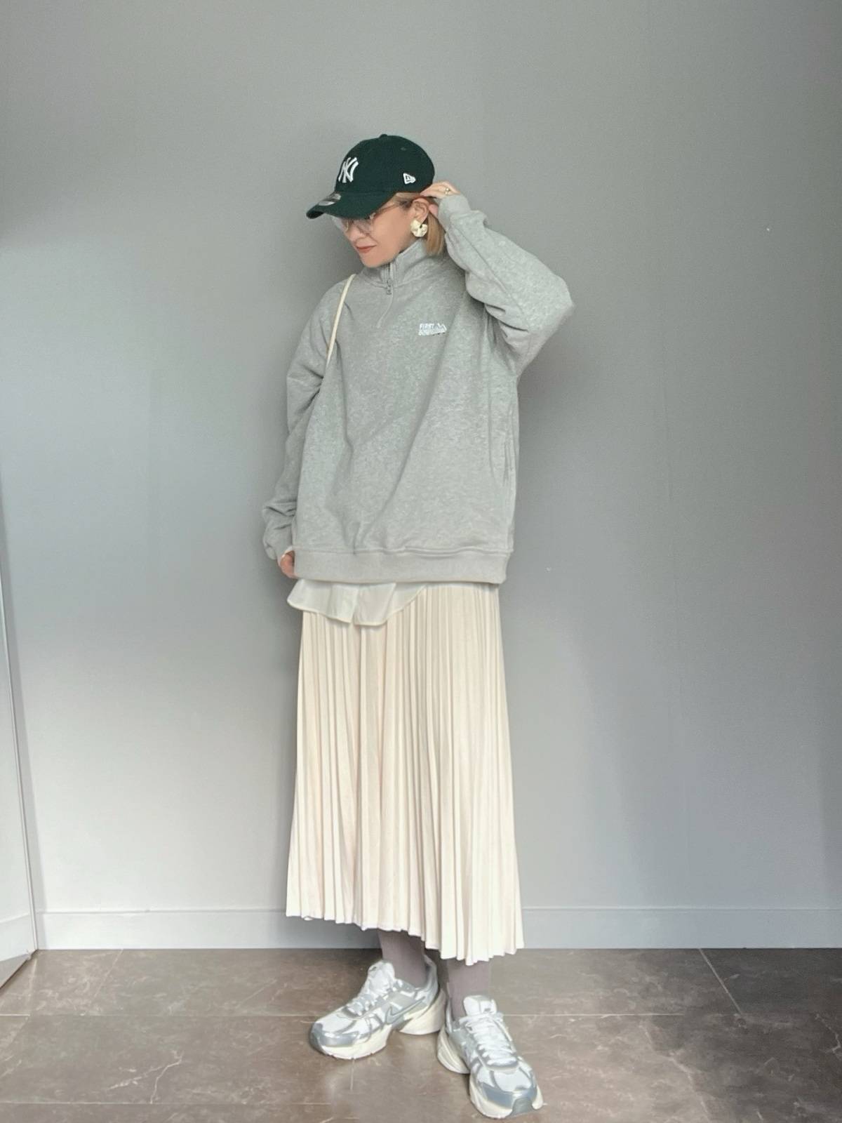 ハーフジップスウェット×プリーツスカート