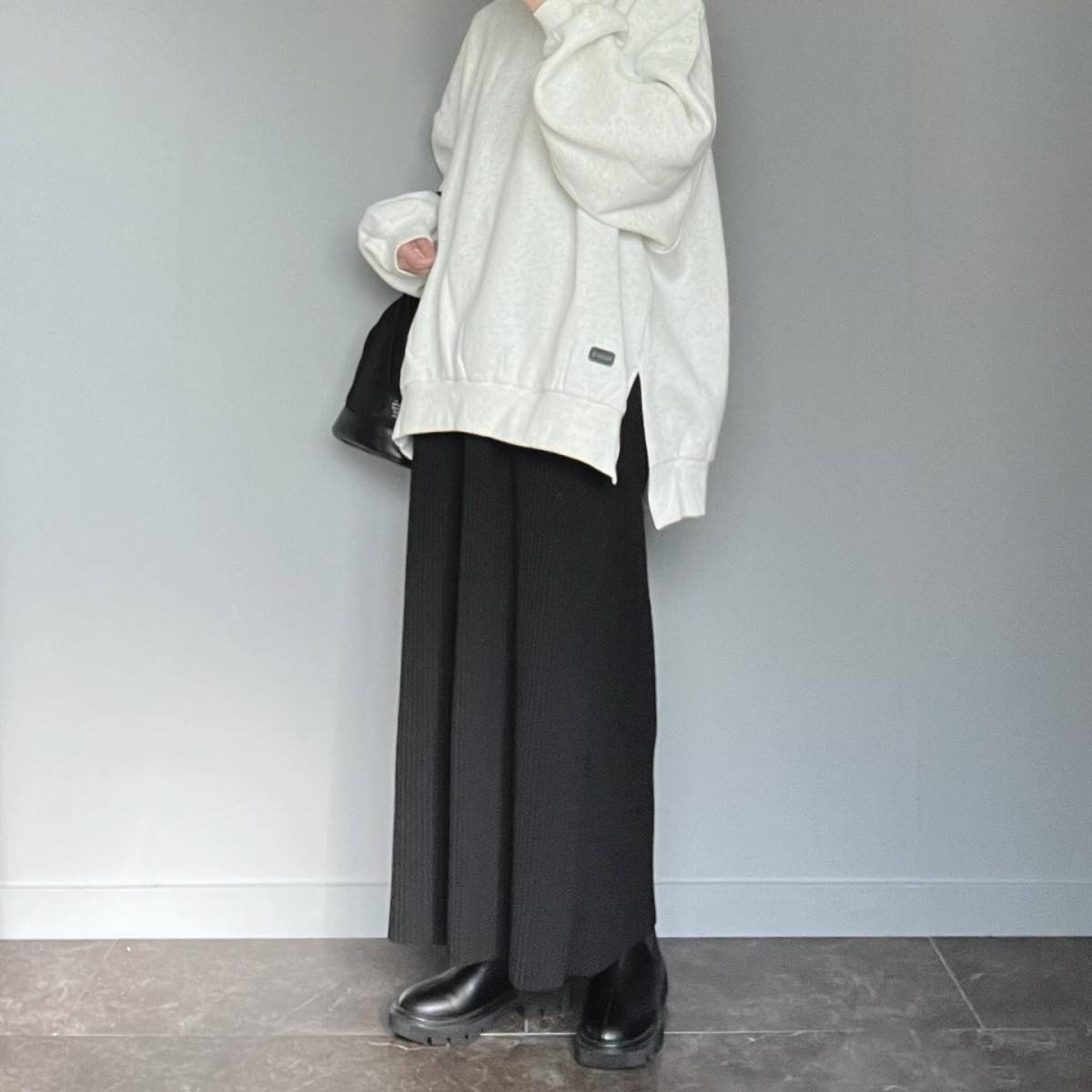 モノトーンコーデの女性