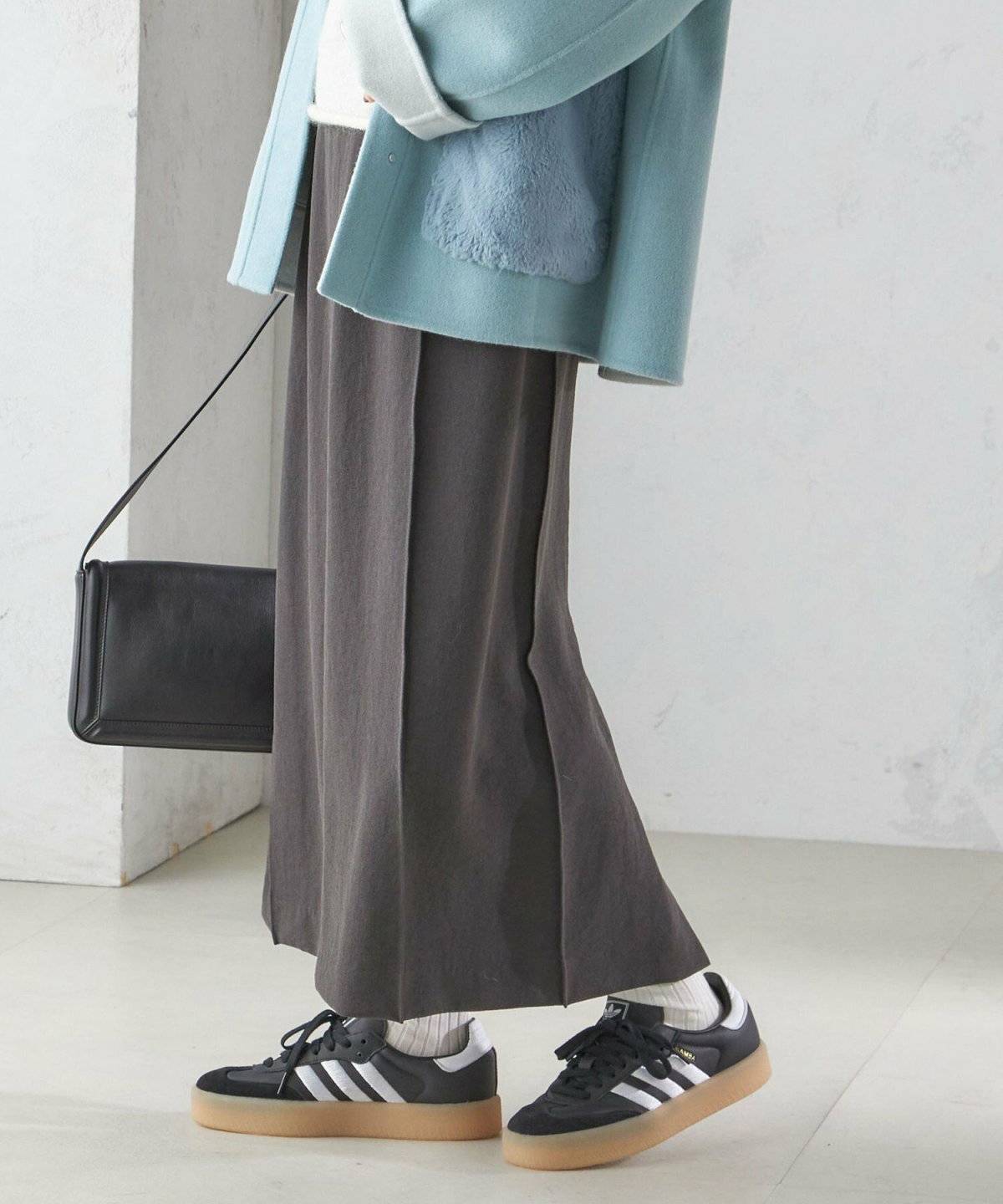 タイトスカートを履いた女性