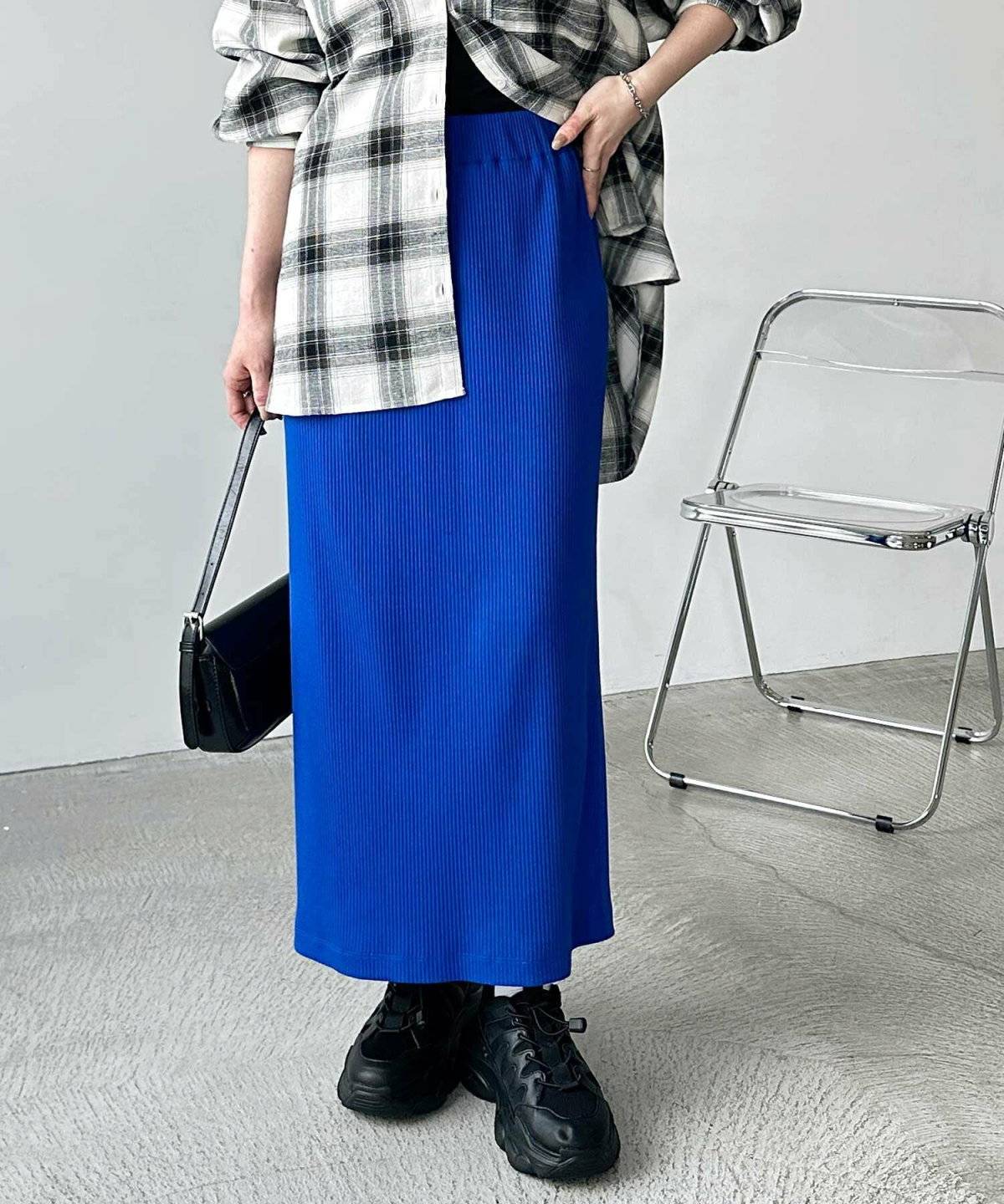 タイトスカートを履いた女性