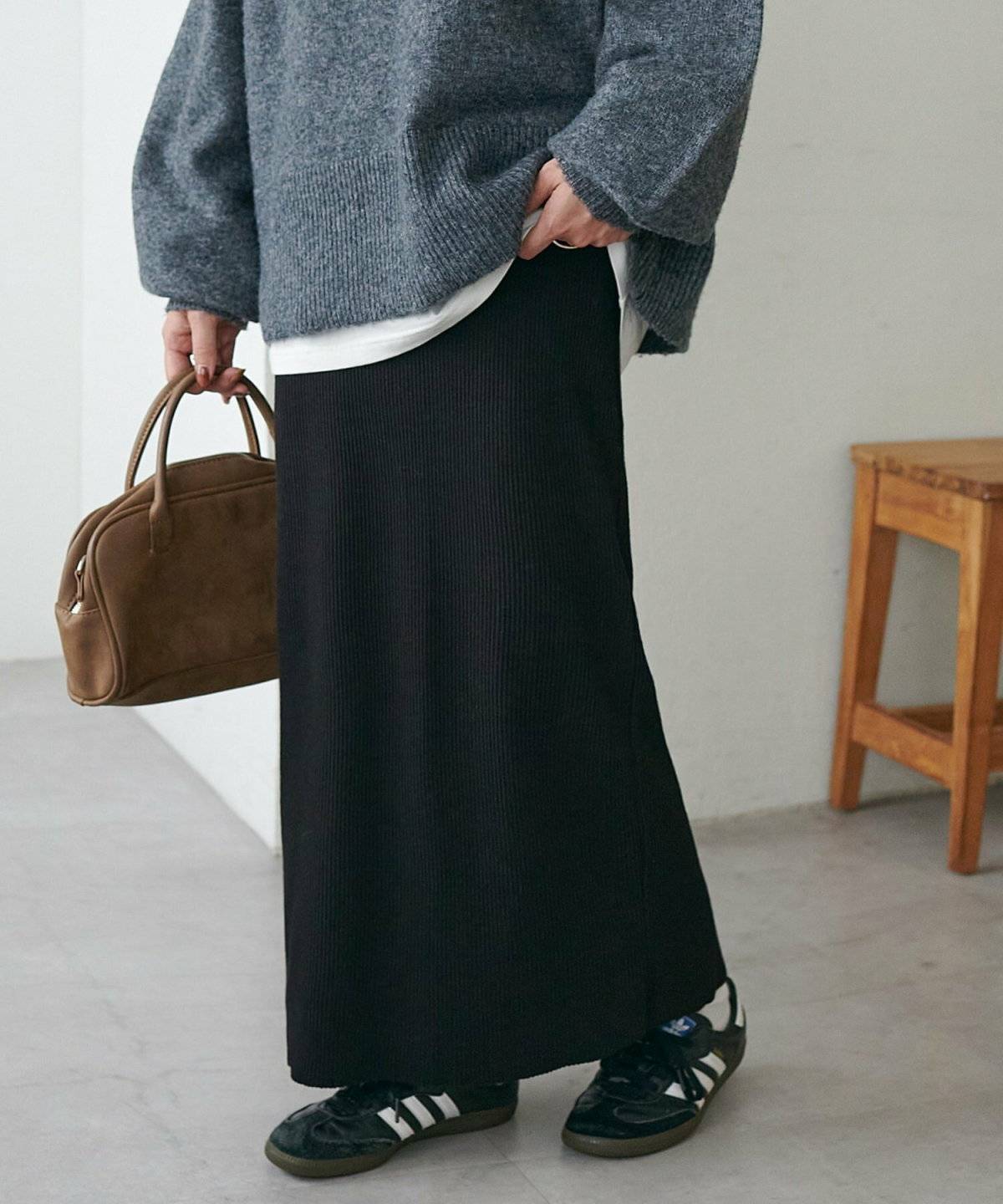 タイトスカートを履いた女性