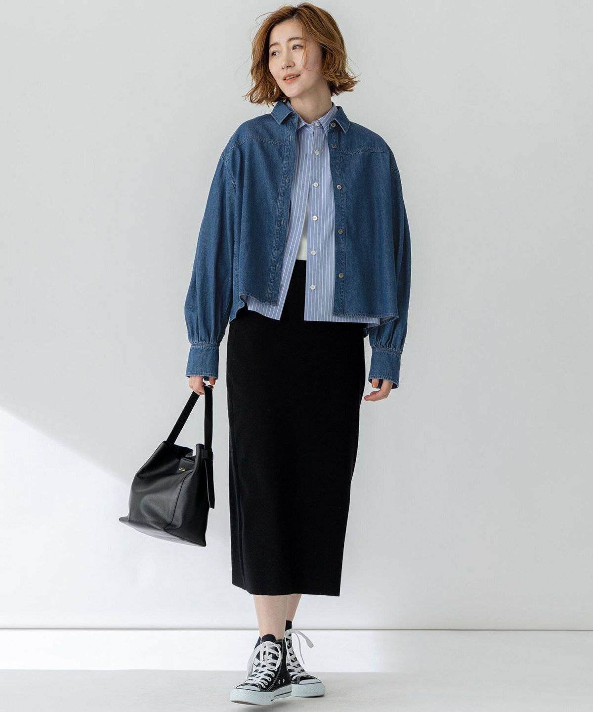 タイトスカートを履いた女性