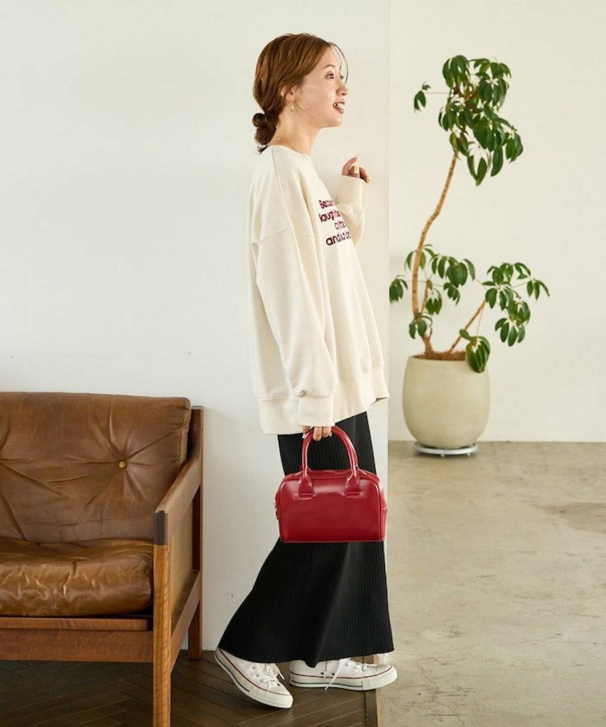 タイトスカートを履いた女性