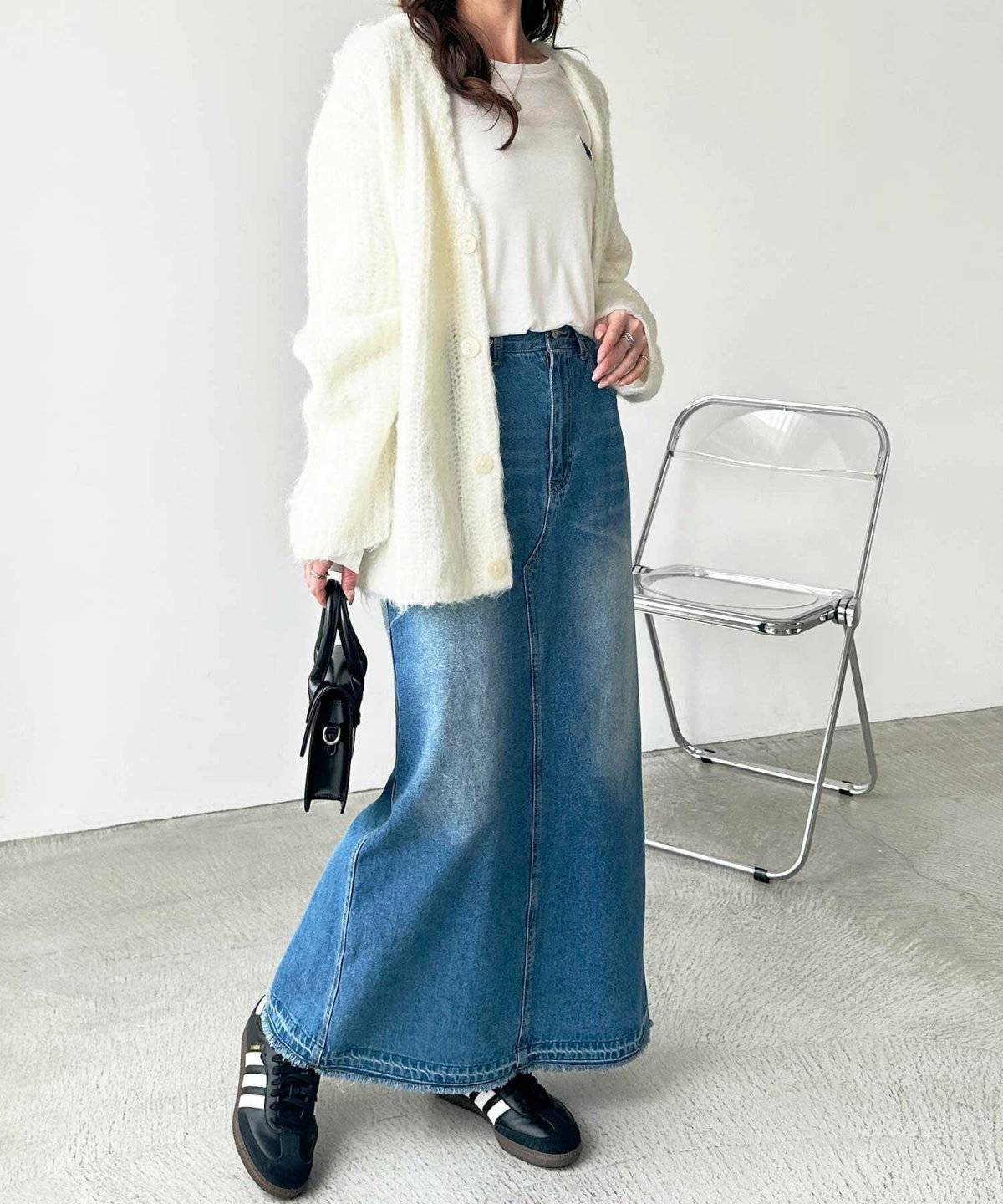 タイトスカートを履いた女性