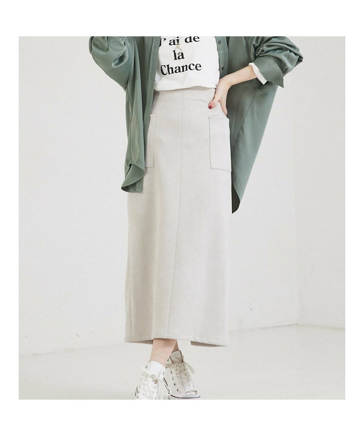 タイトスカートを履いた女性