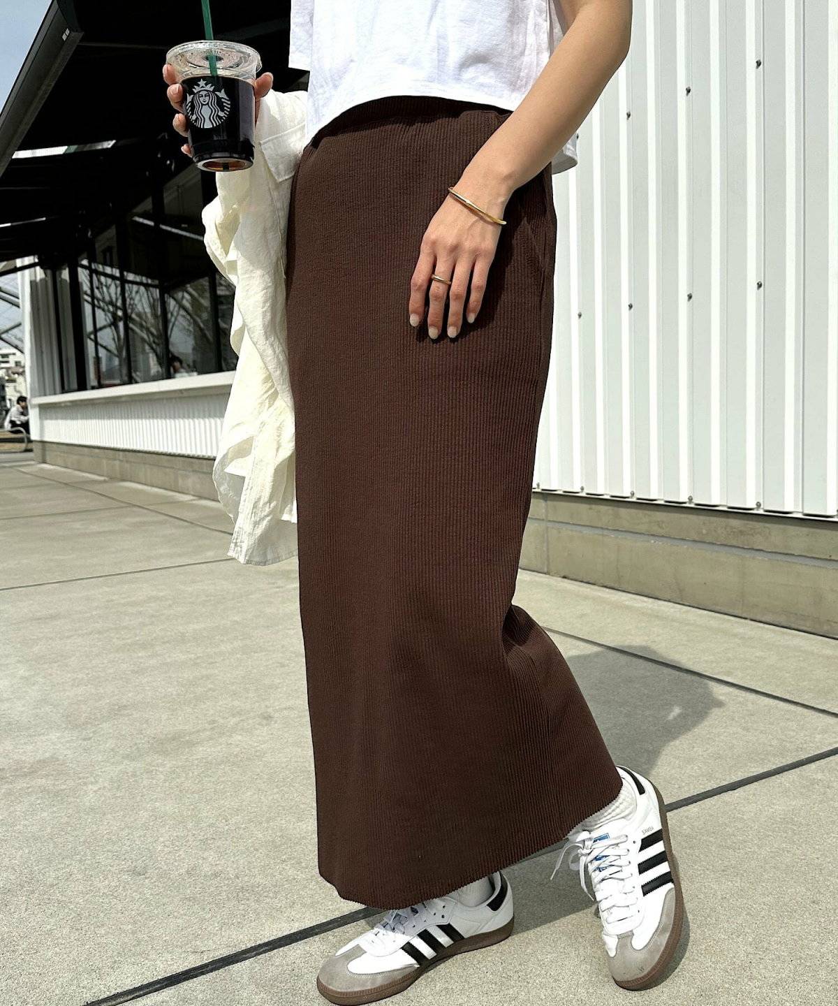 タイトスカートを履いた女性