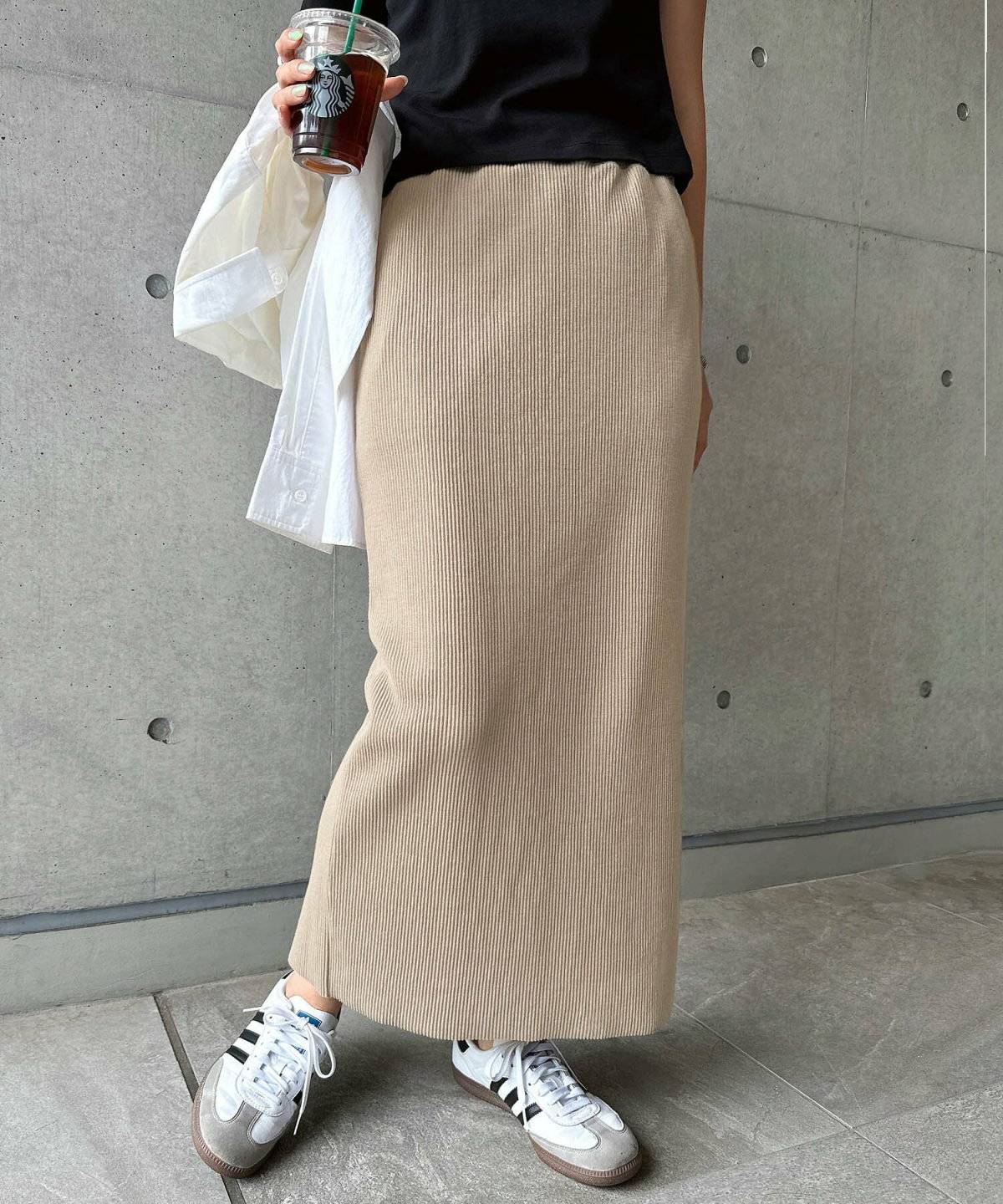 タイトスカートを履いた女性