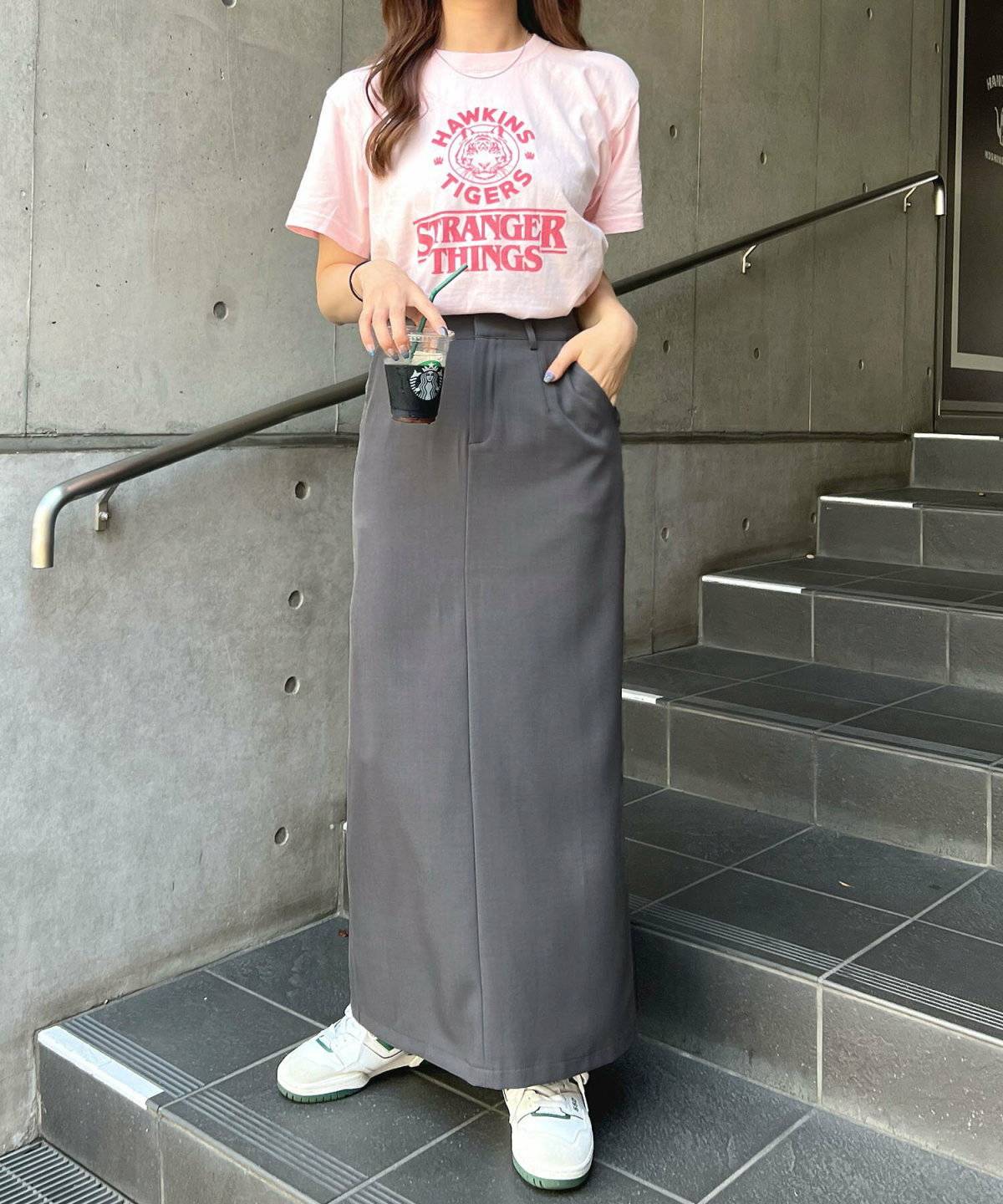 タイトスカートを履いた女性