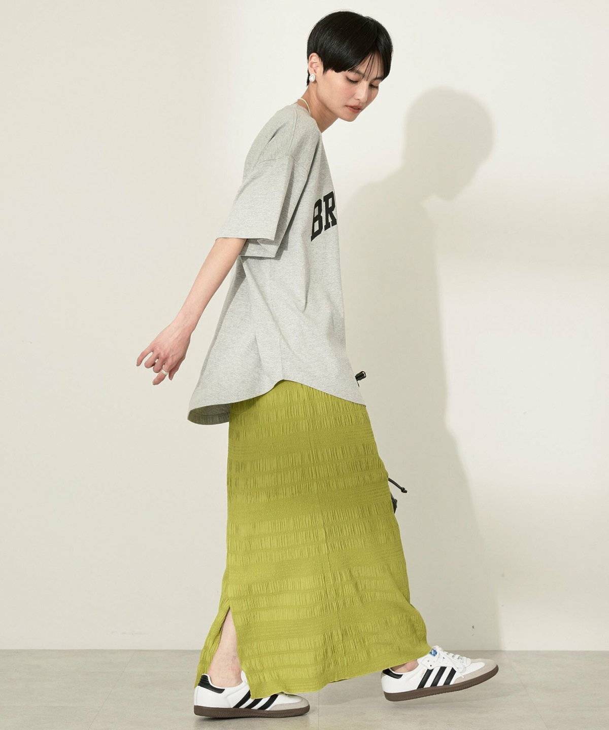 タイトスカートを履いた女性