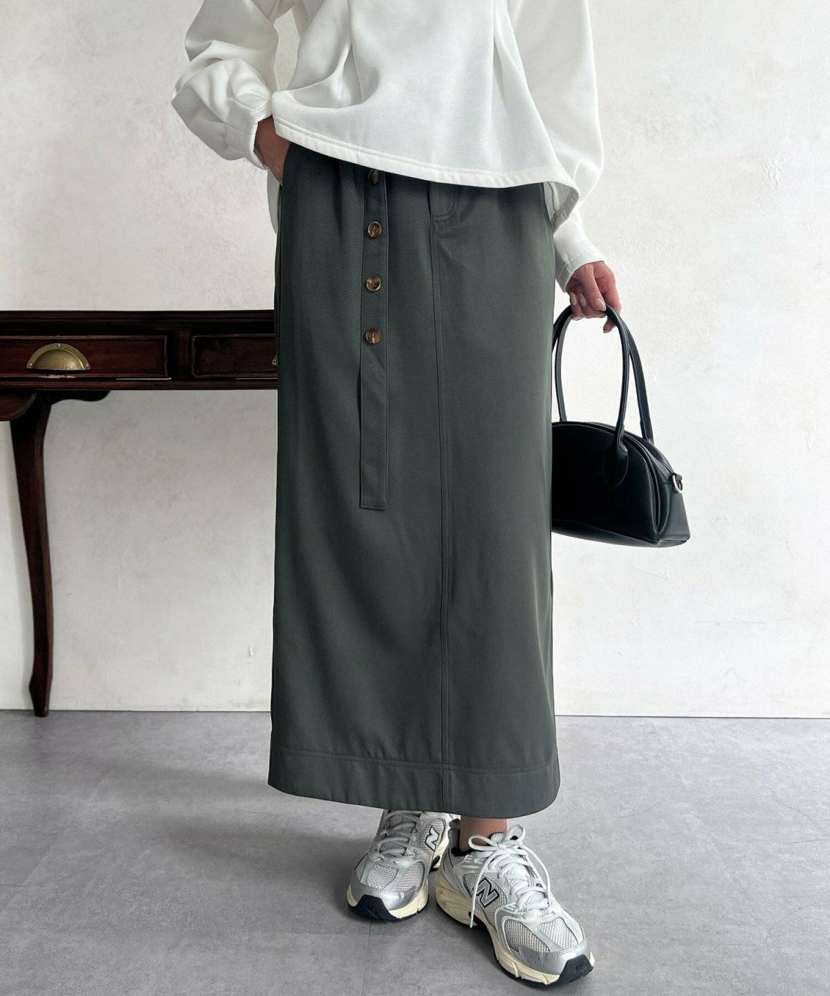 タイトスカートを履いた女性