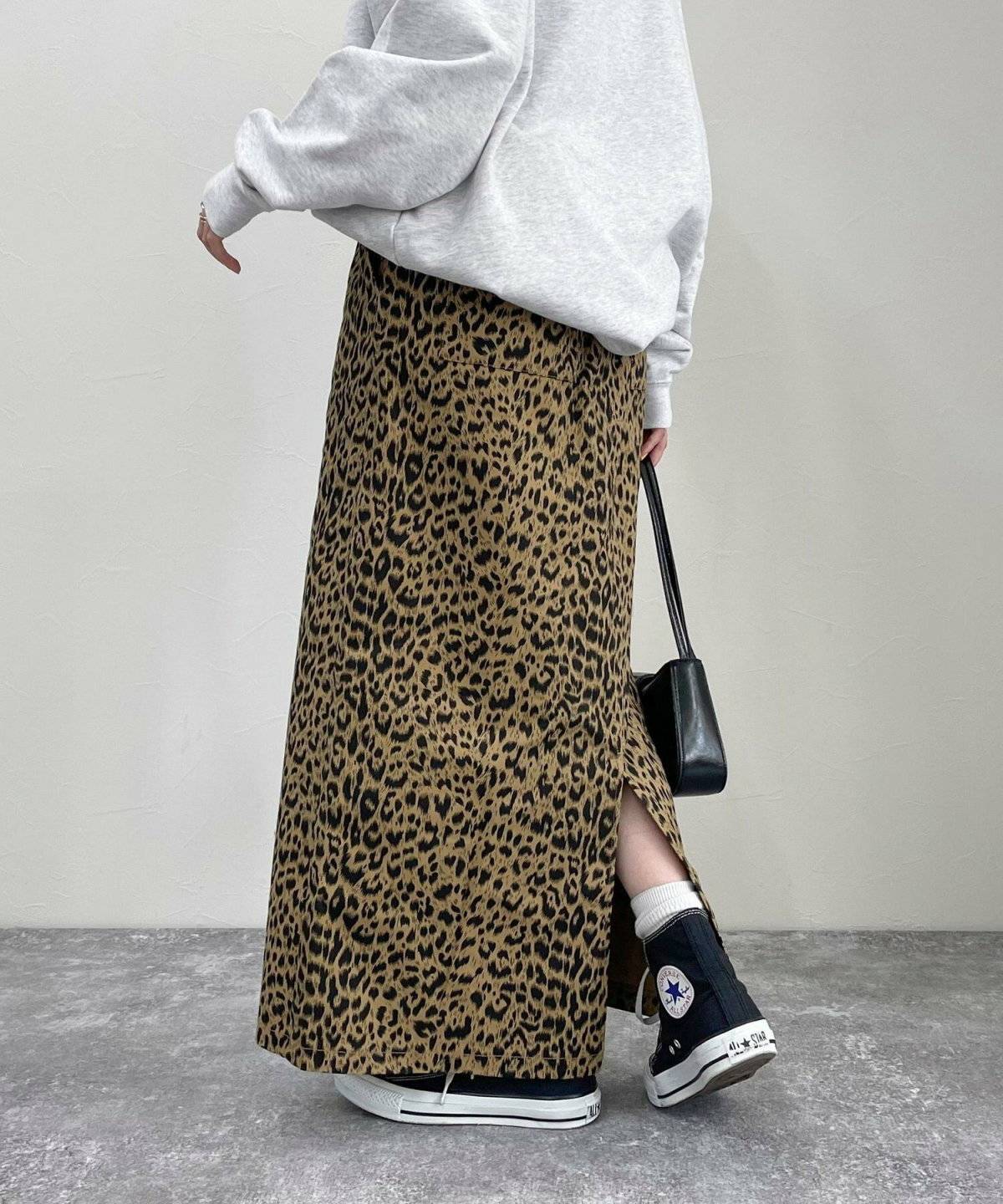 タイトスカートを履いた女性