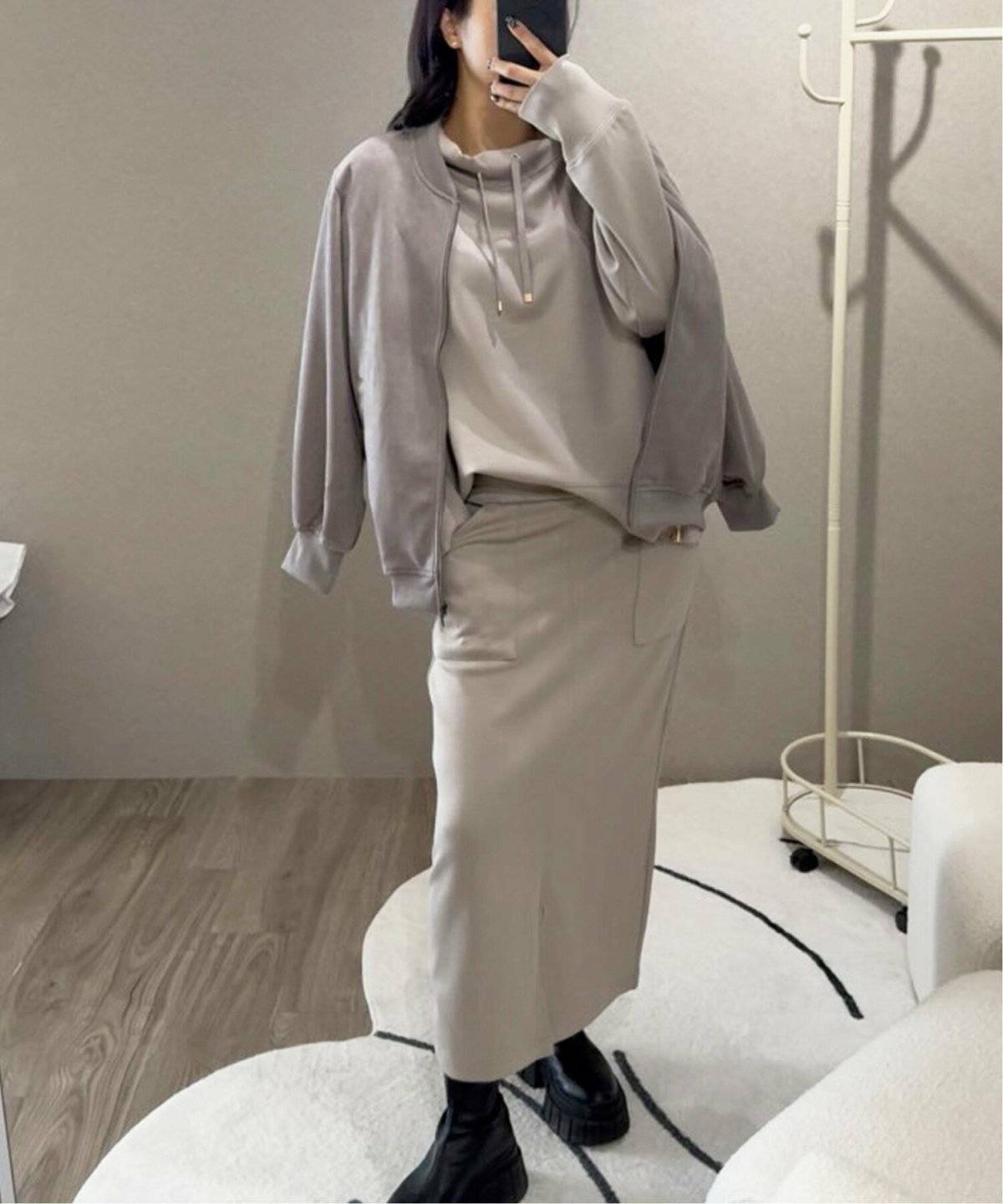 タイトスカートを履いた女性