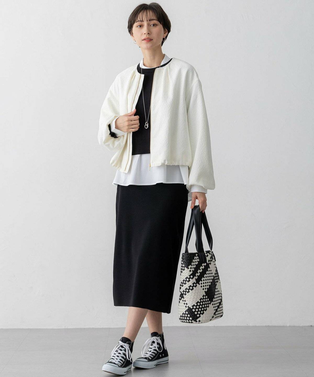 タイトスカートを履いた女性