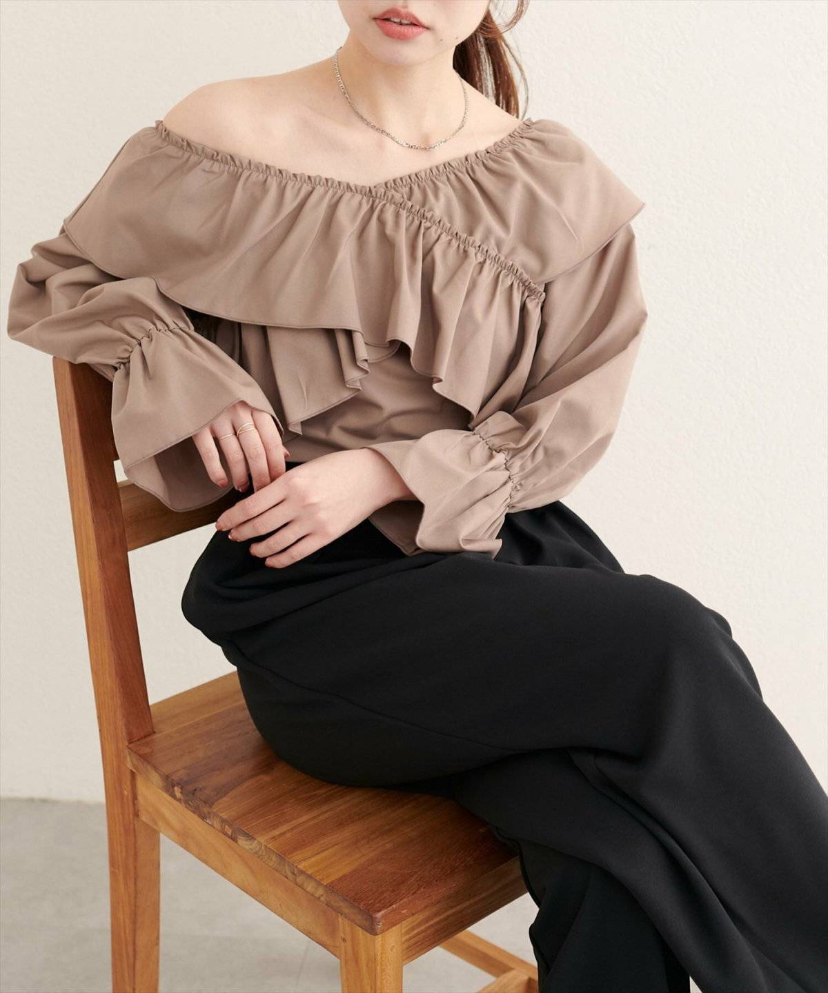 ベージュのワントーンコーデの女性