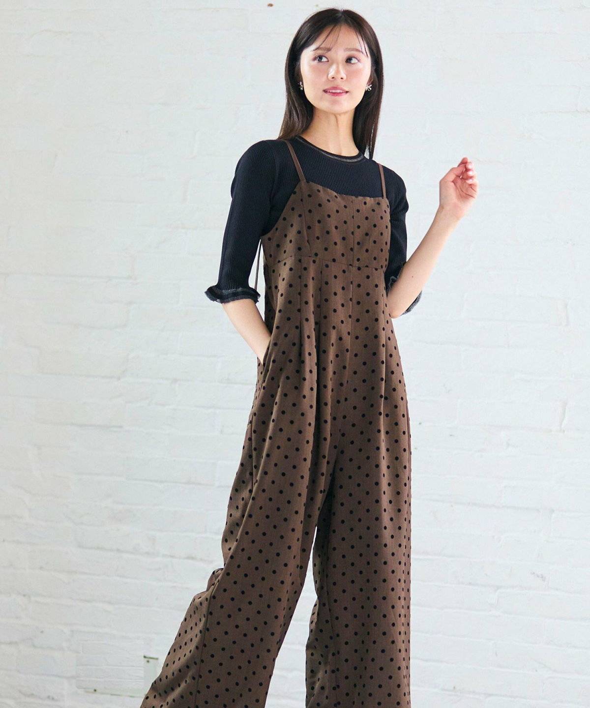 ドット柄のサロペットを合わせた女性
