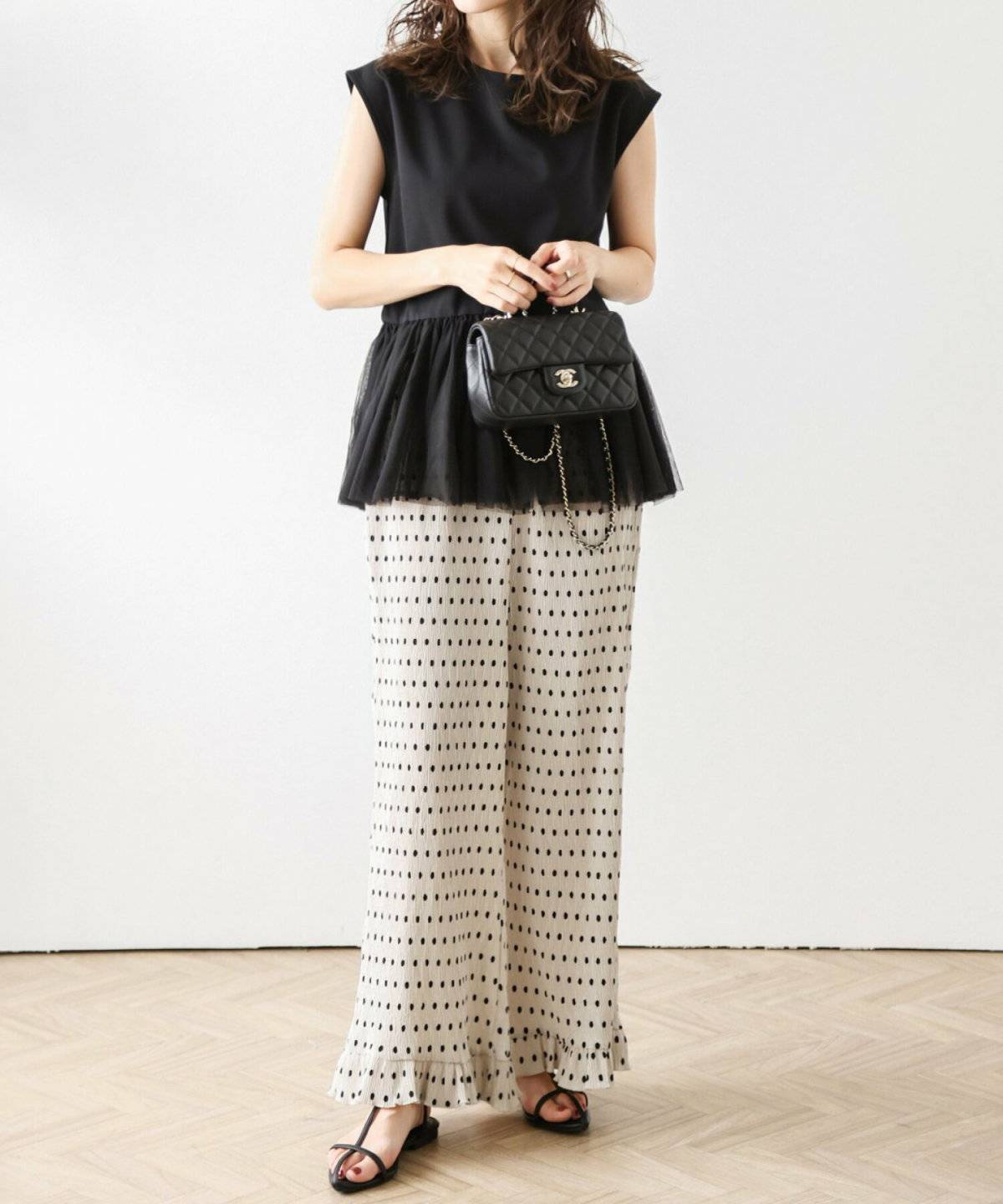 モノトーンコーデの女性