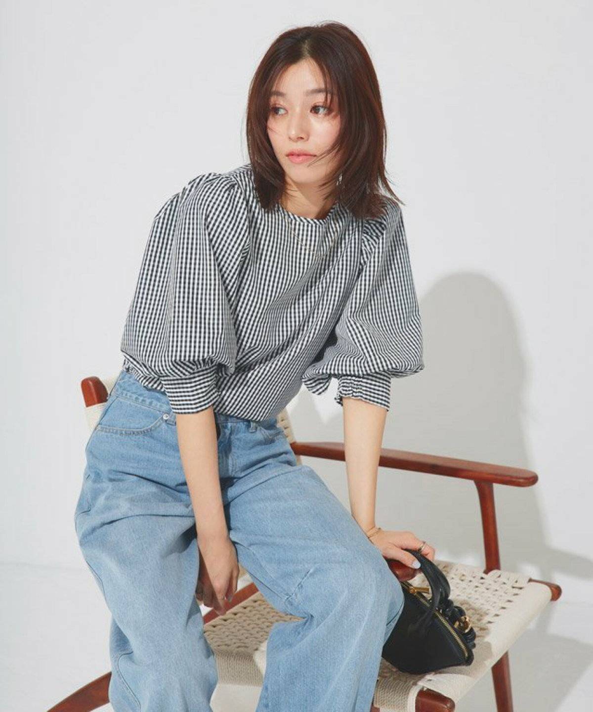 ブラウスにデニムを合わせた女性