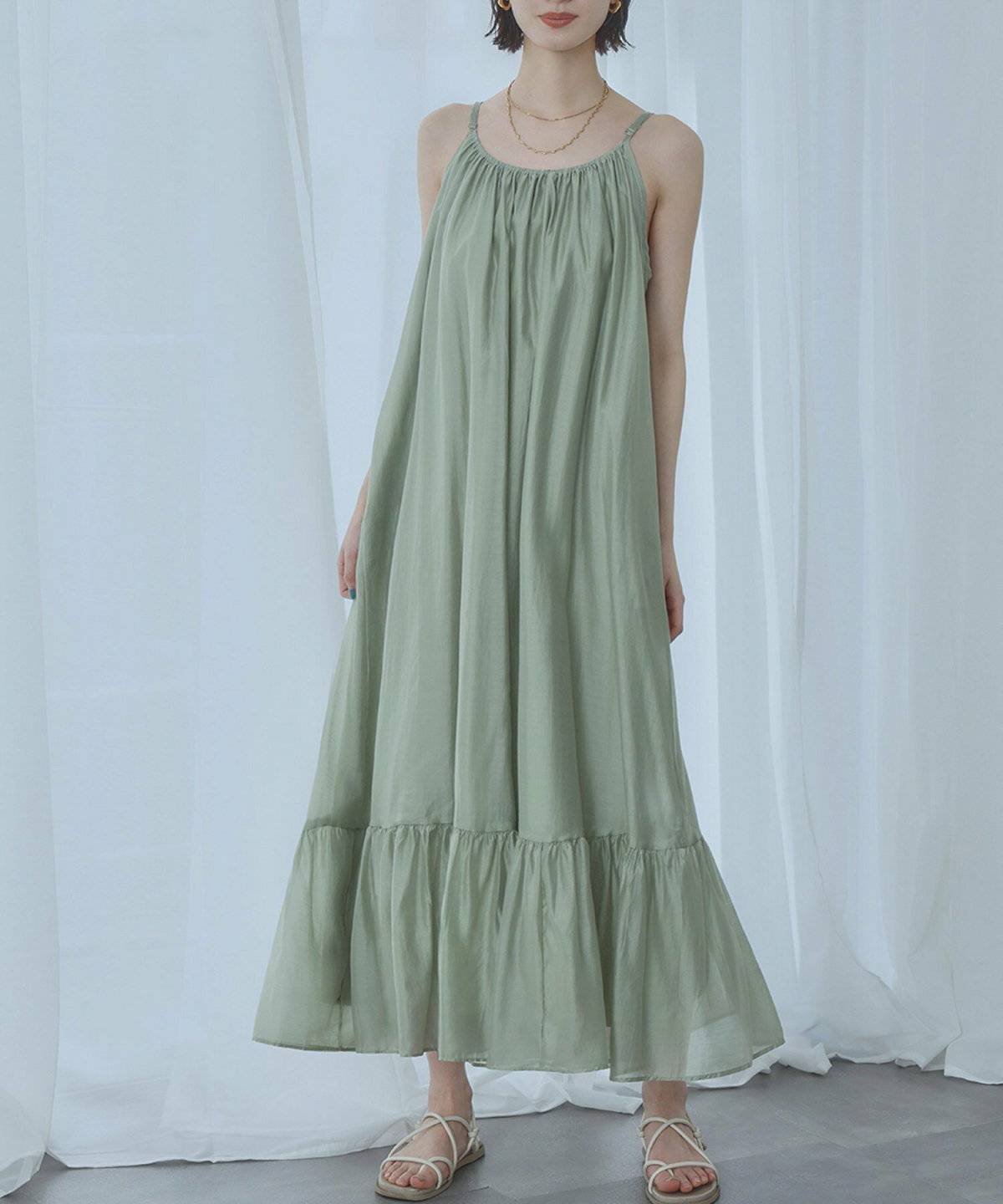 グリーンのワンピースを着た女性