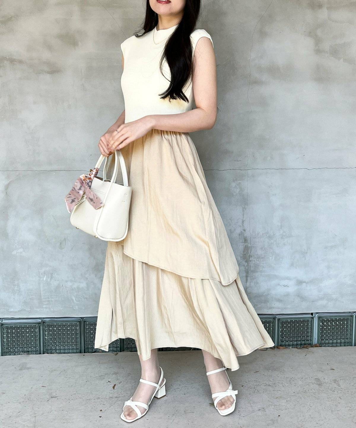 ニットワンピースを着た女性