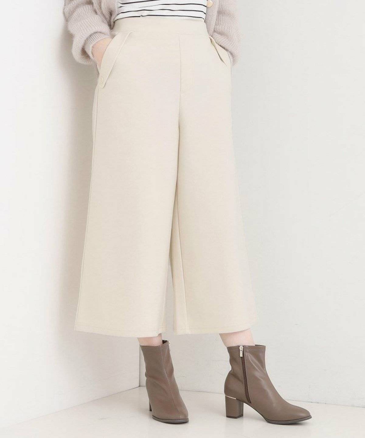 ガウチョパンツを履いた女性