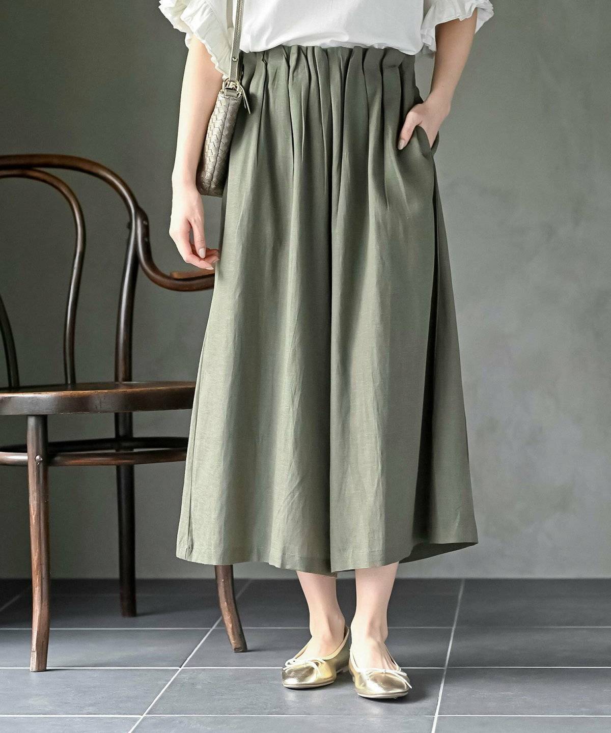 ガウチョパンツを履いた女性