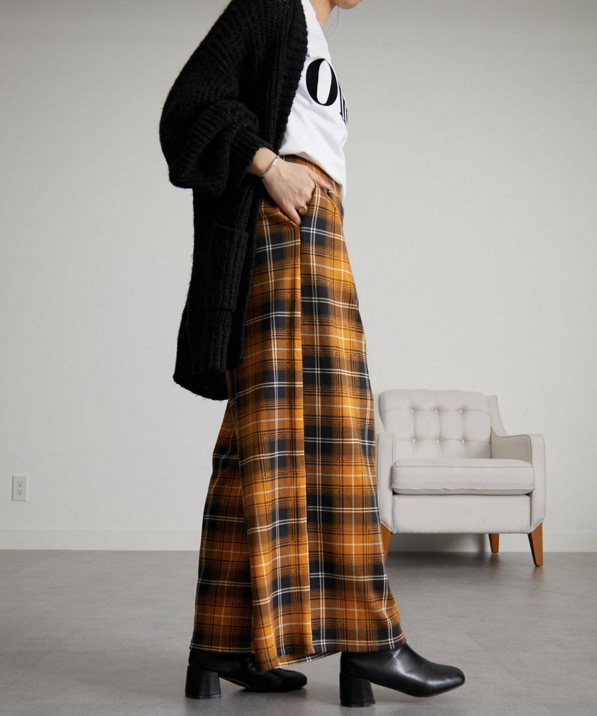 ガウチョパンツを履いた女性