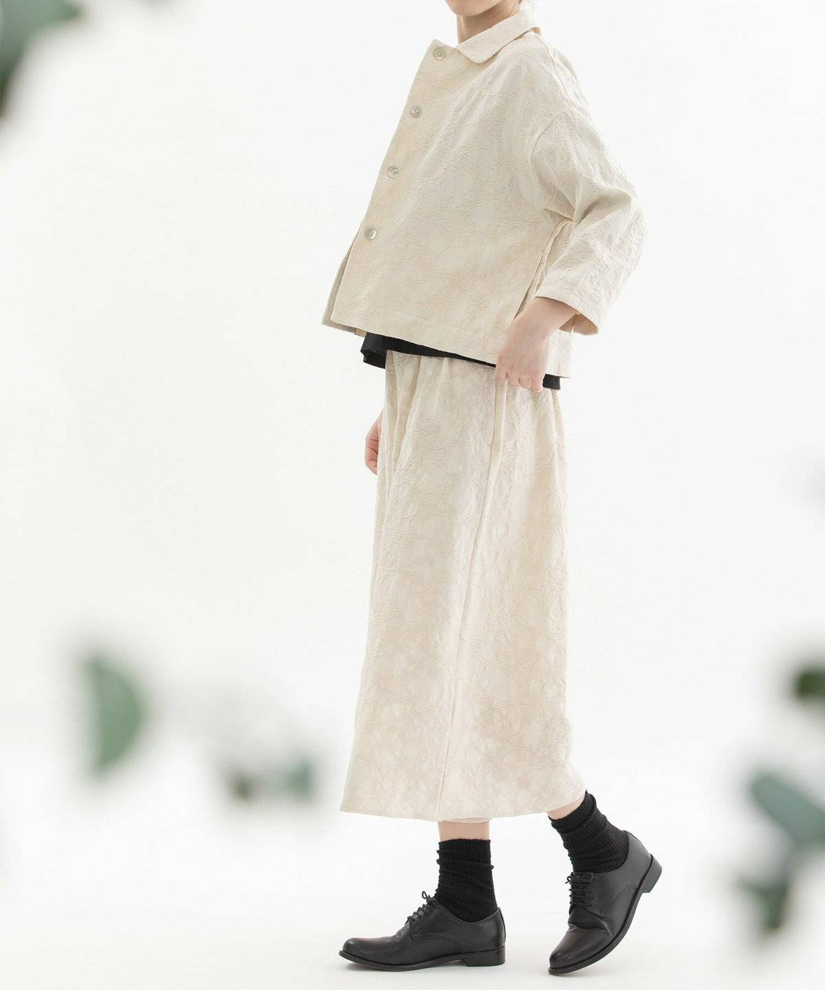 ガウチョパンツを履いた女性