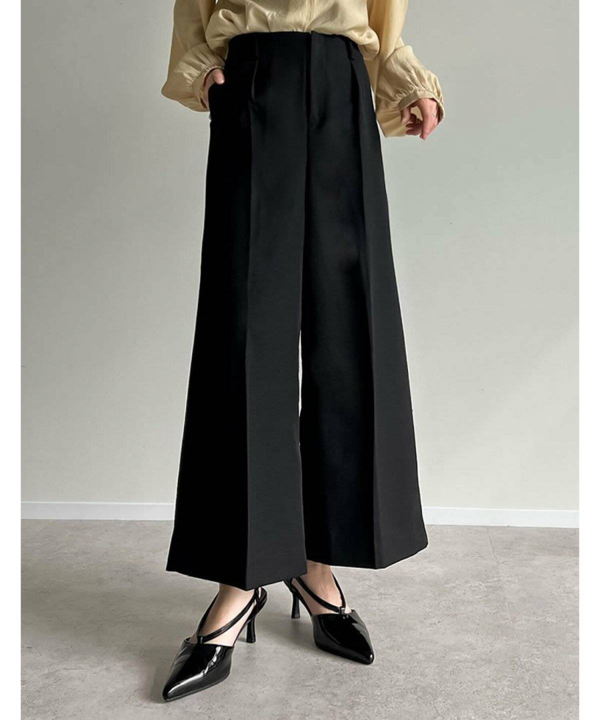 ガウチョパンツを履いた女性