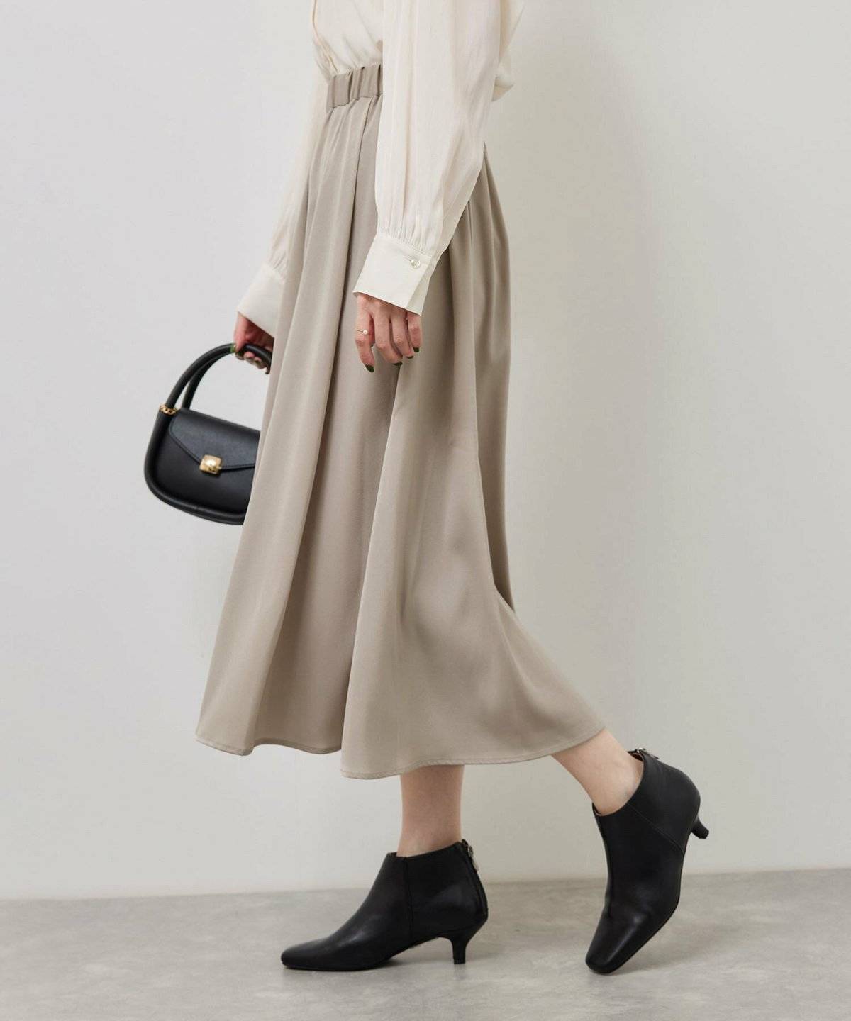 ガウチョパンツを履いた女性