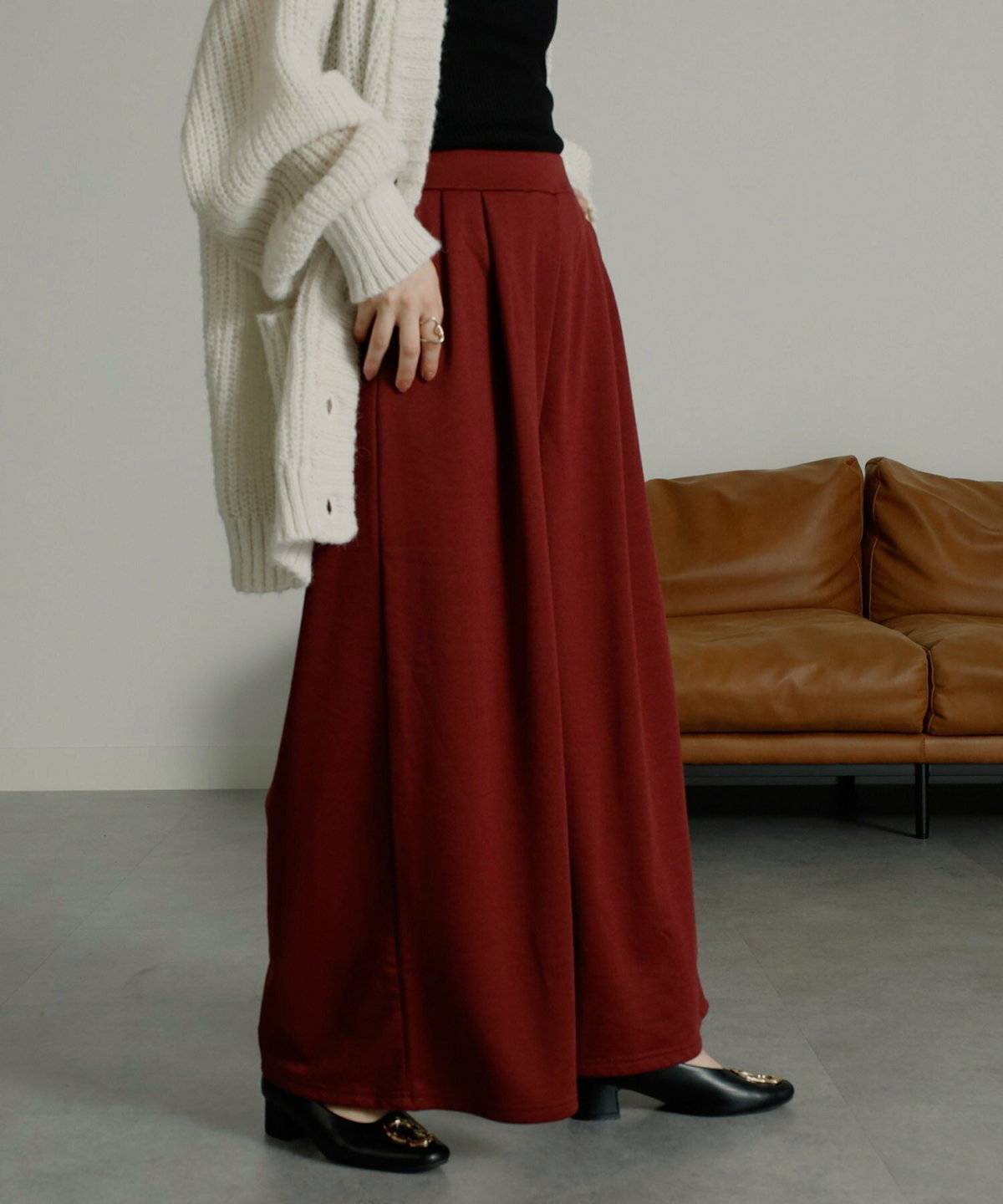 ガウチョパンツを履いた女性