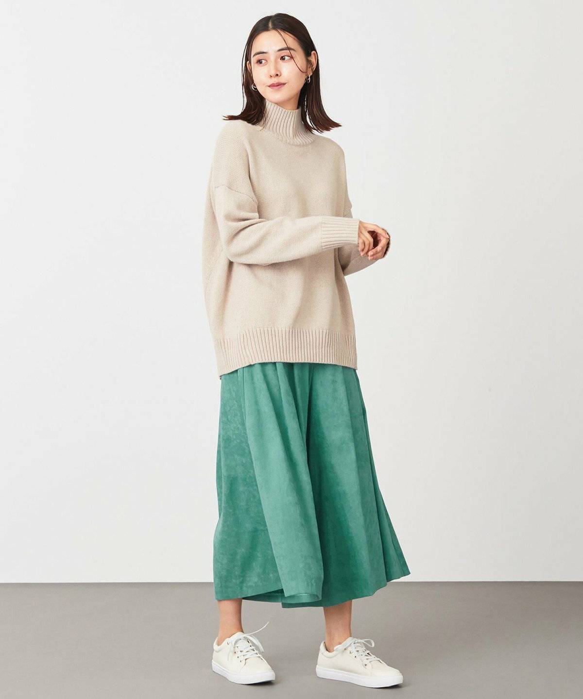 ガウチョパンツを履いた女性