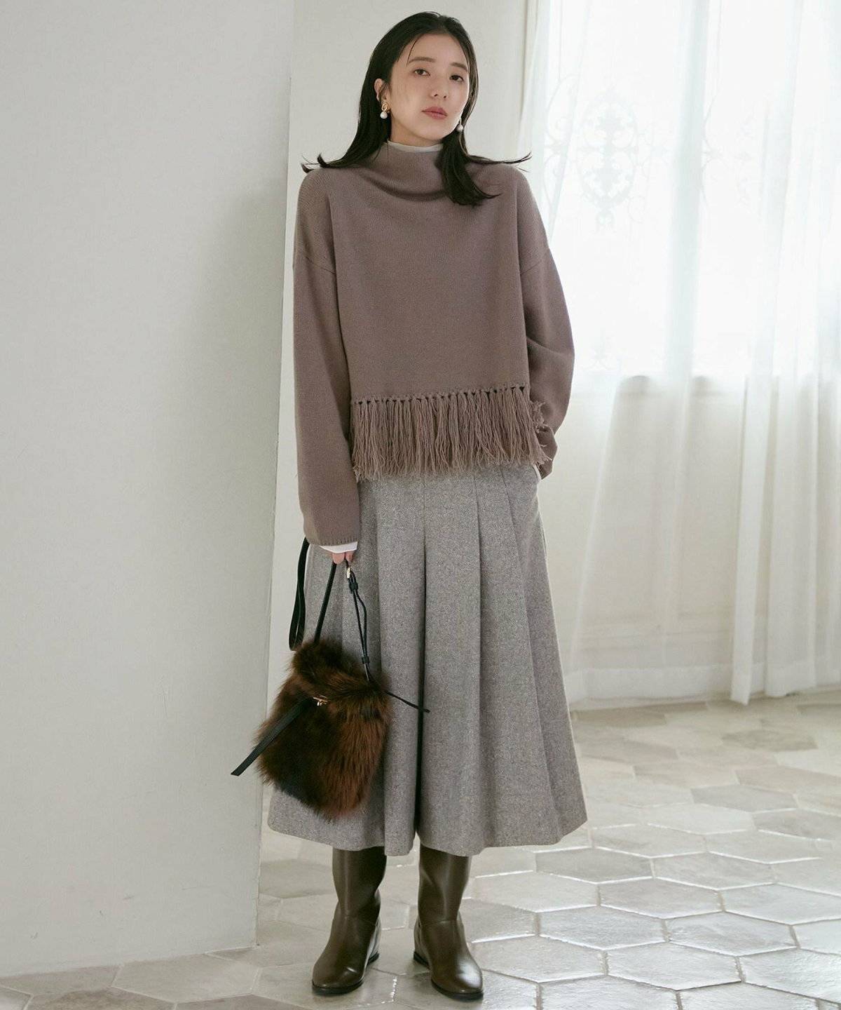 ガウチョパンツを履いた女性