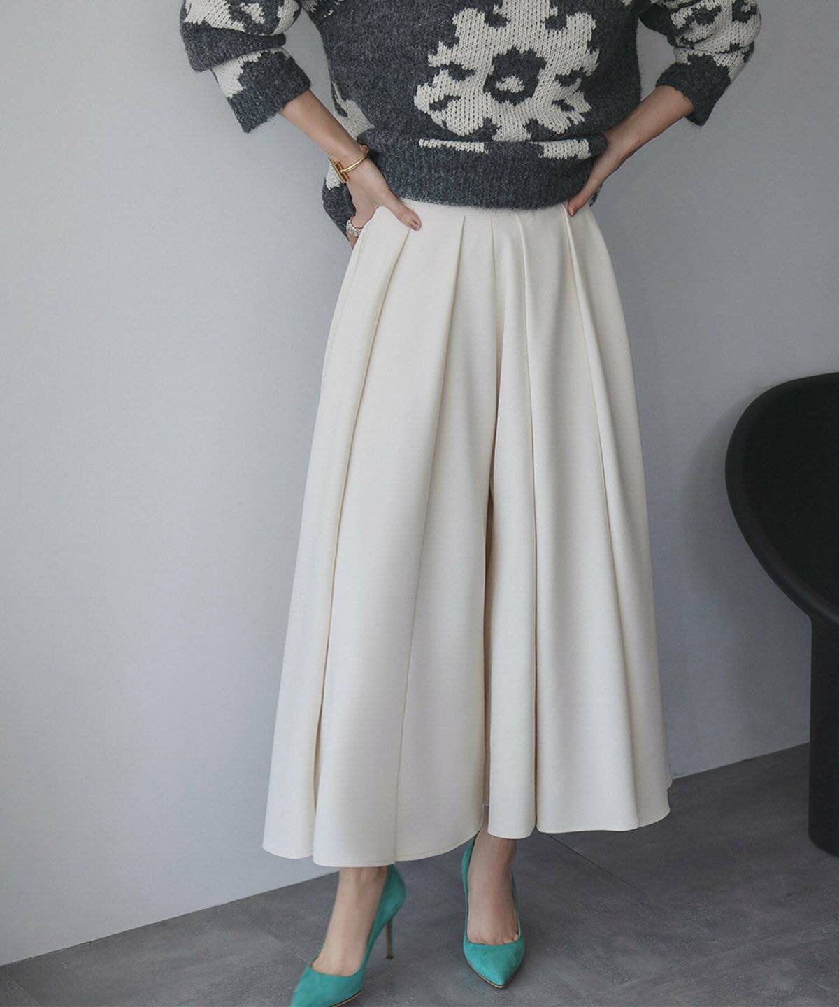 ガウチョパンツを履いた女性