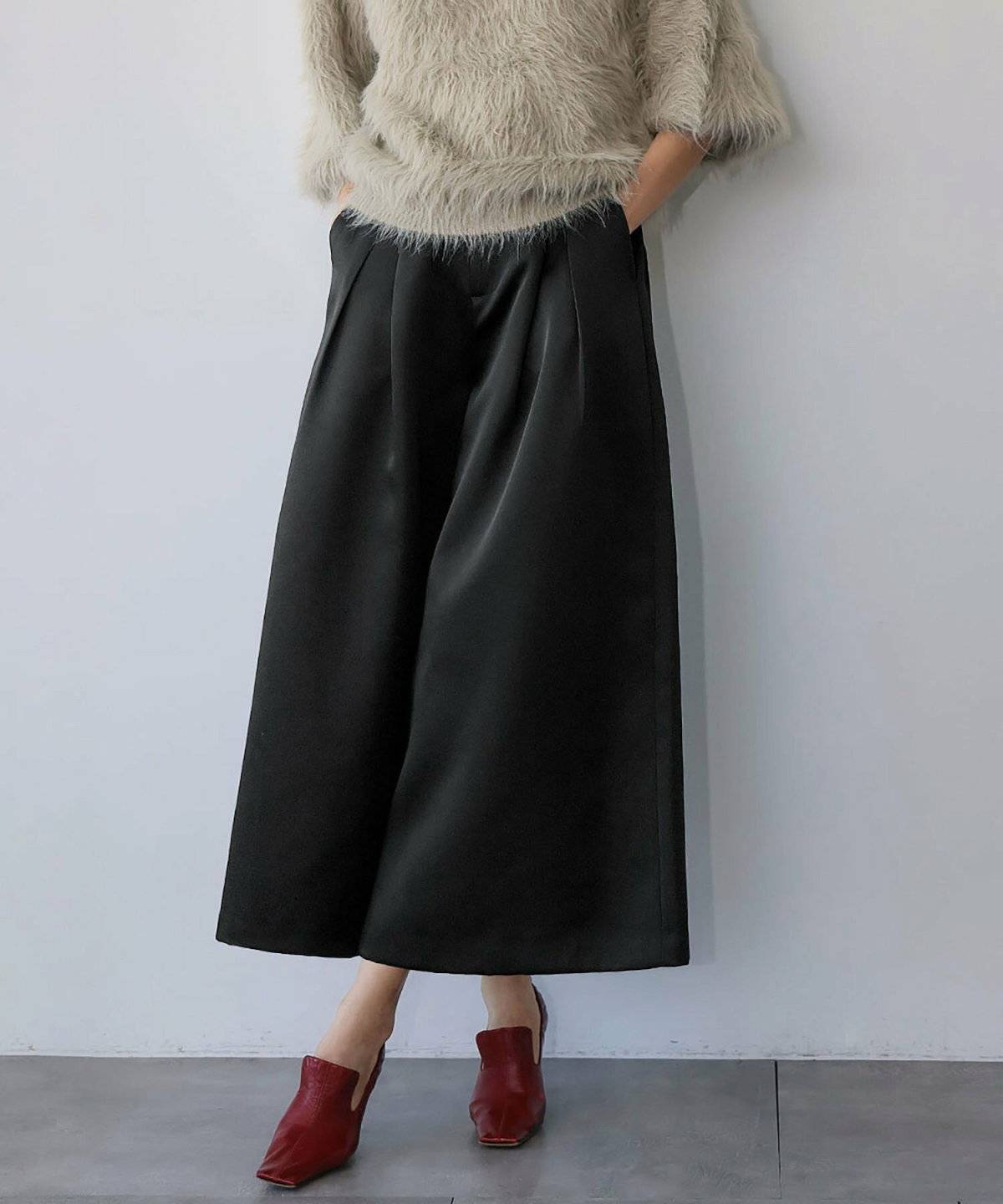 ガウチョパンツを履いた女性