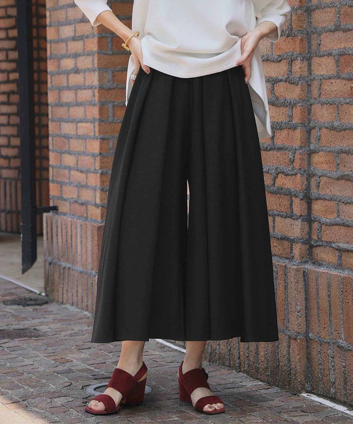 ガウチョパンツを履いた女性