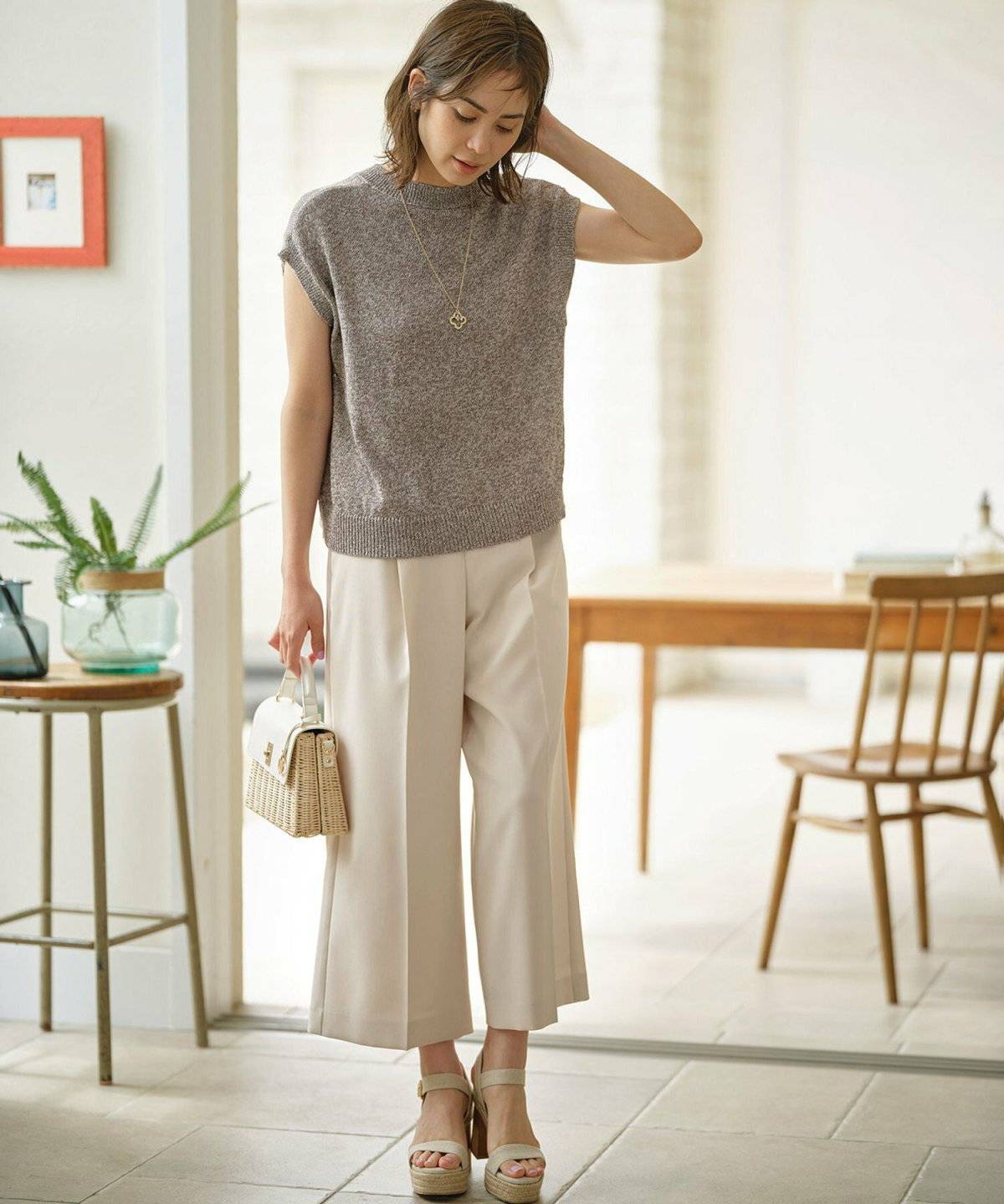 ガウチョパンツを履いた女性