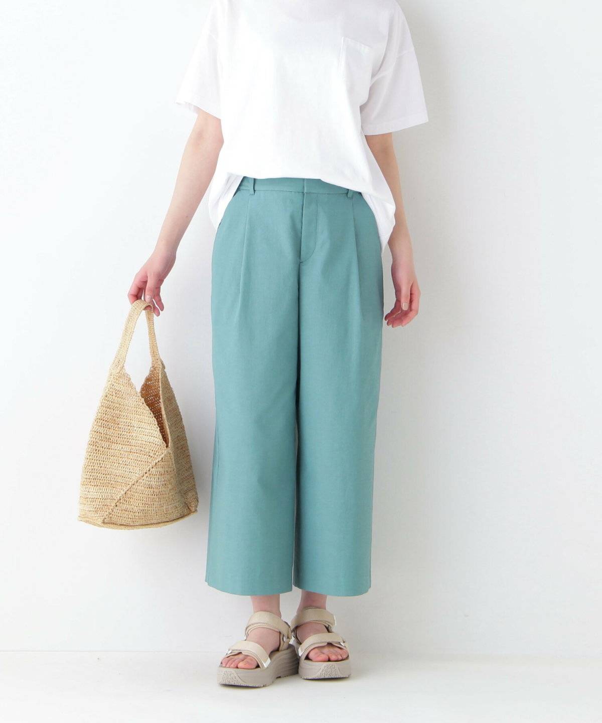 ガウチョパンツを履いた女性